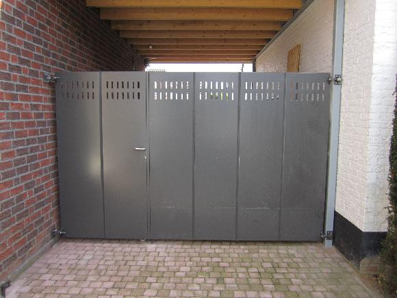 poort in 2 ongelijke delen 1 meter en 2 meter breed  met verticale groeven .JPG